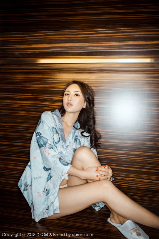 梅哥 - 真空演绎美颜美乳美腿翘臀