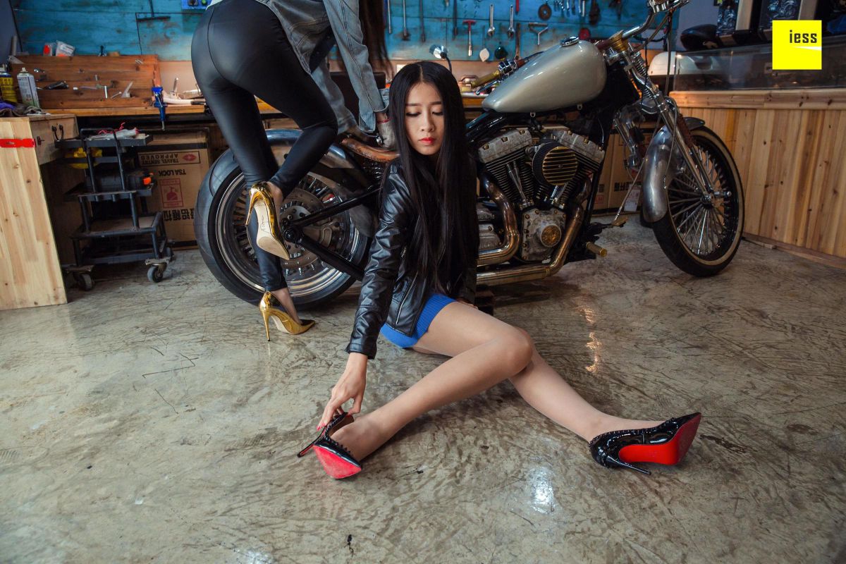佳佳 《典藏级机车之恋》 丝足写真套图