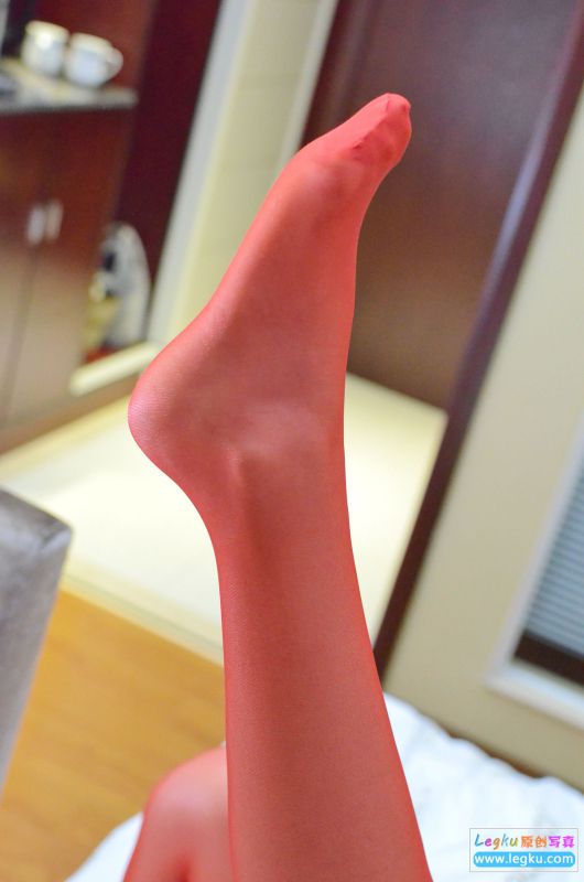红丝袜丝足 写真套图