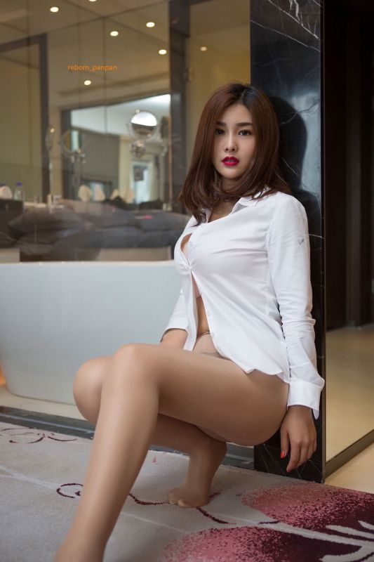 闫盼盼 - 巨乳衬衫女郎 写真套图