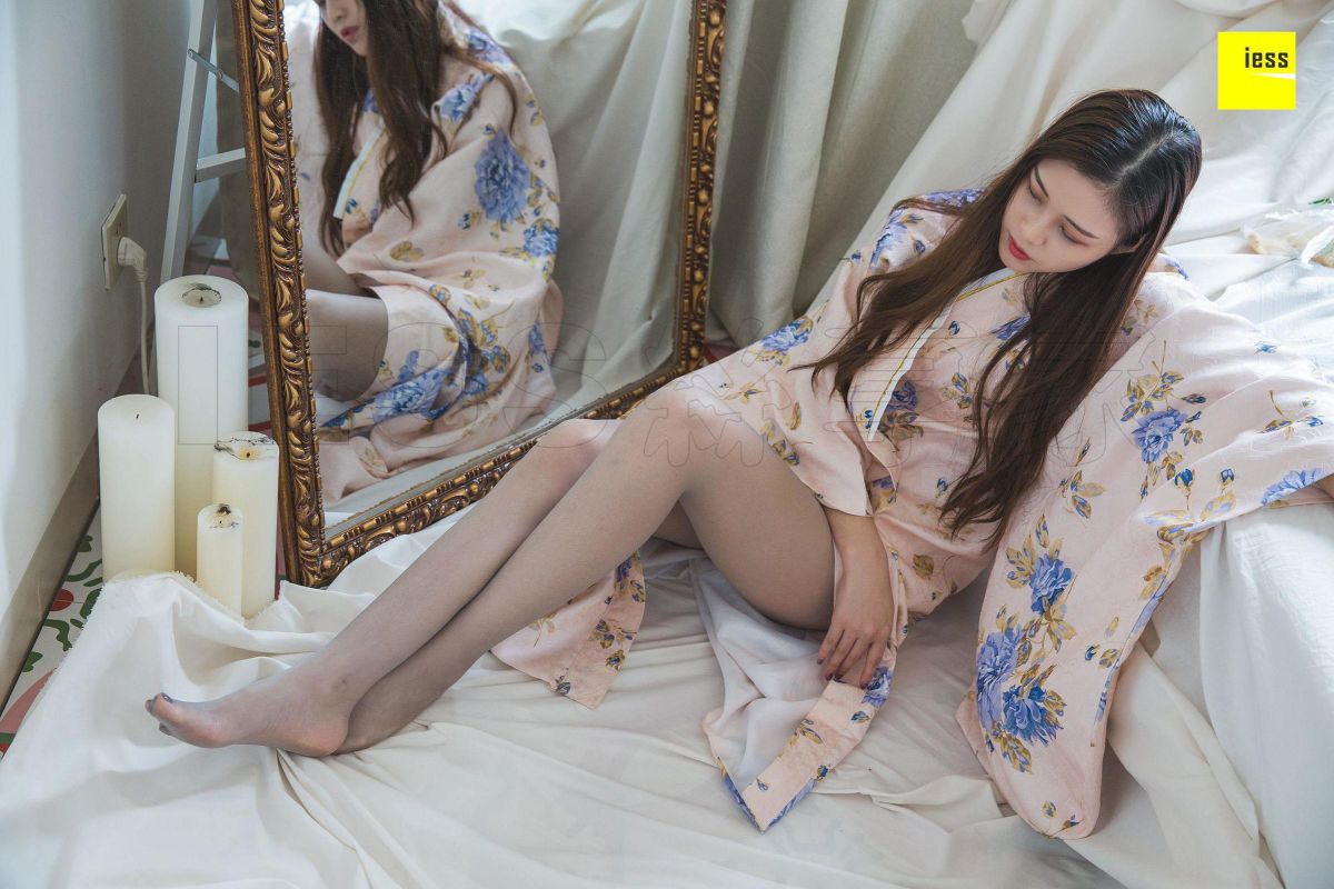 模特 九妹《九妹和服灰丝》美腿丝足写真