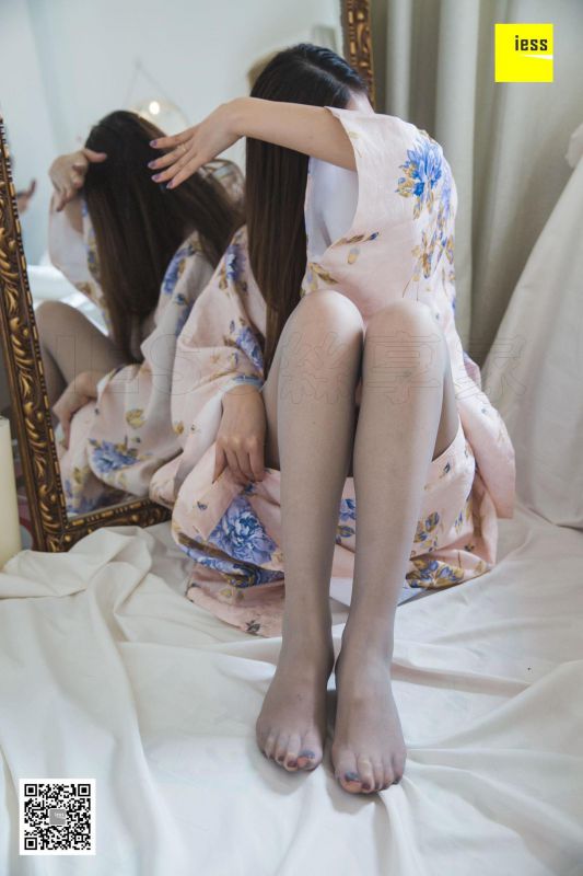 模特 九妹《九妹和服灰丝》美腿丝足写真
