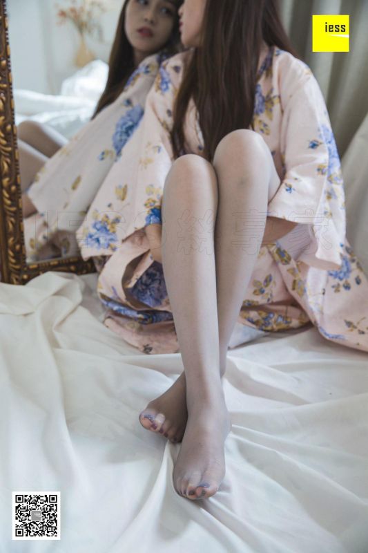 模特 九妹《九妹和服灰丝》美腿丝足写真