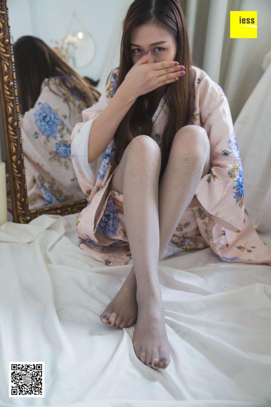 模特 九妹《九妹和服灰丝》美腿丝足写真