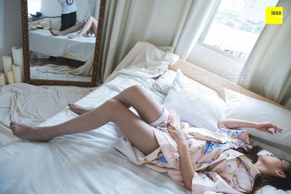 模特 九妹《九妹和服灰丝》美腿丝足写真