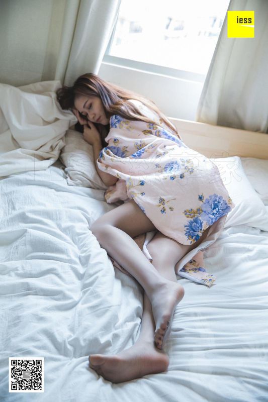 模特 九妹《九妹和服灰丝》美腿丝足写真