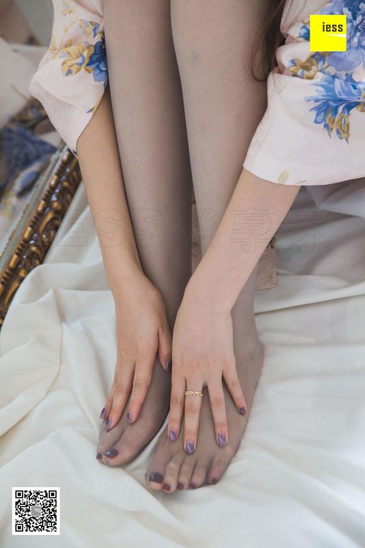 模特 九妹《九妹和服灰丝》美腿丝足写真