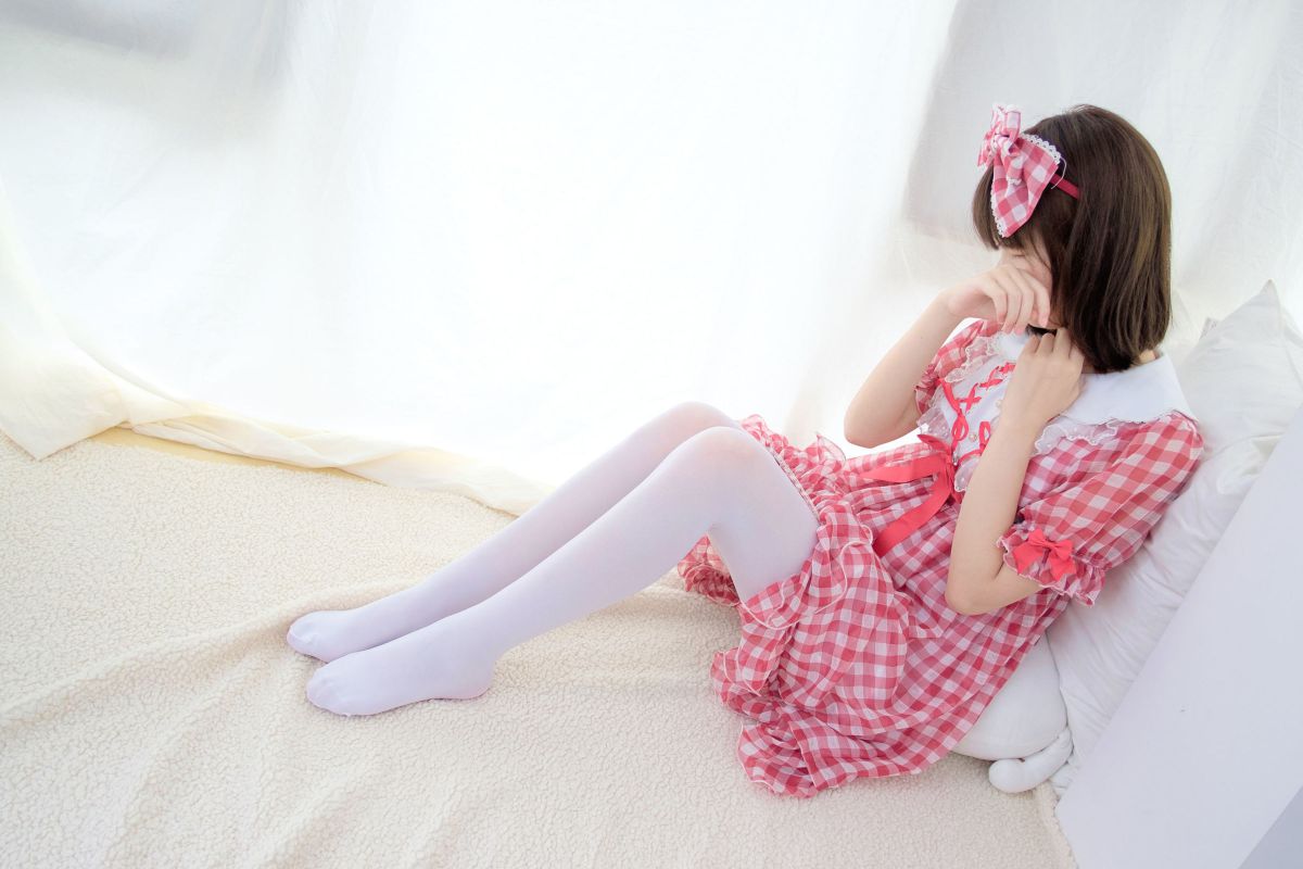 红色格子裙白丝MM 萝莉丝袜写真套图