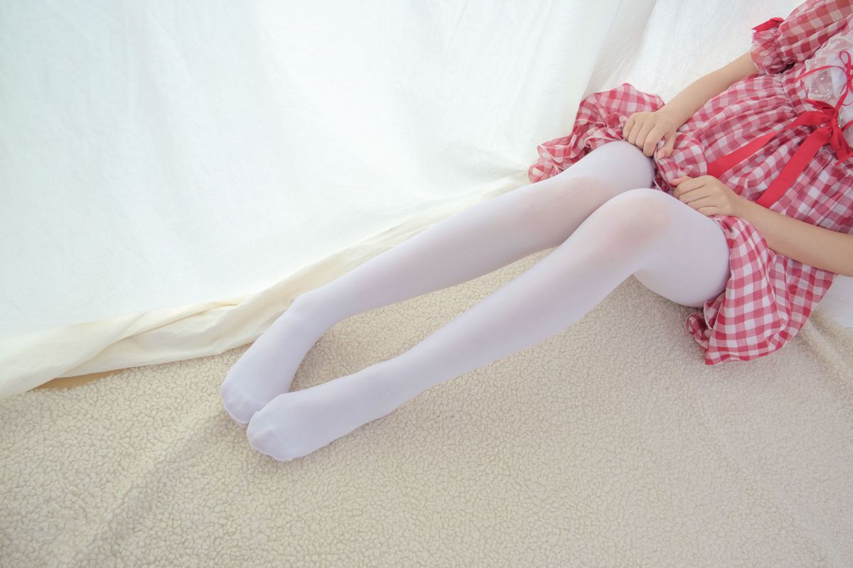 红色格子裙白丝MM 萝莉丝袜写真套图