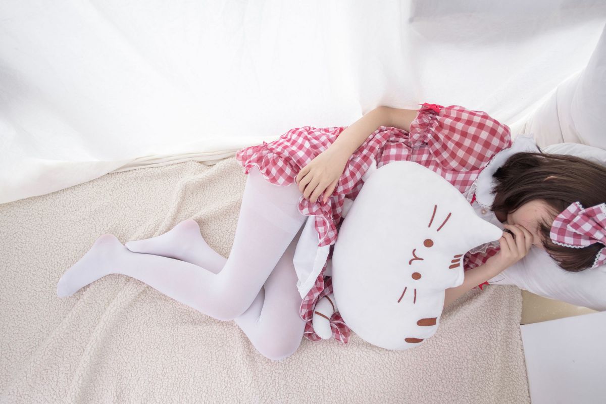 红色格子裙白丝MM 萝莉丝袜写真套图