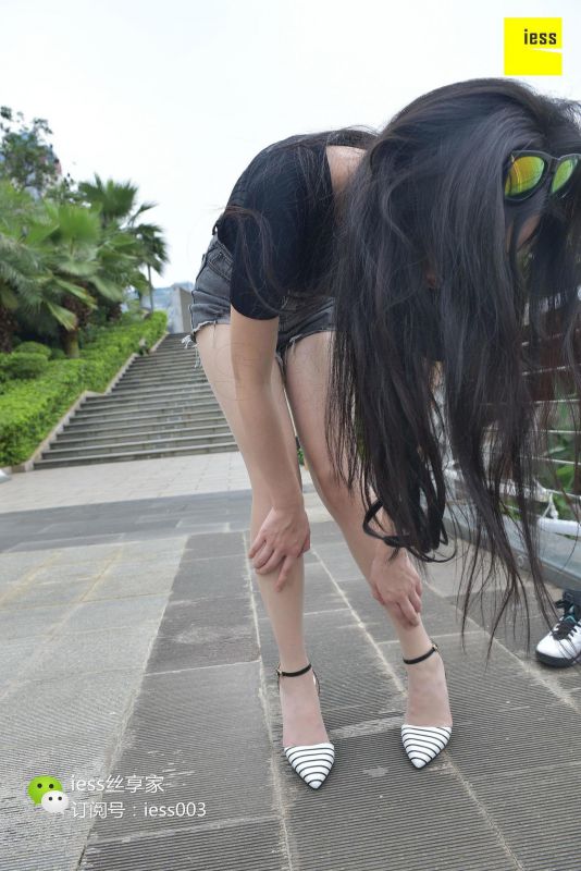 欣欣 《超短热裤肉丝》 丝足写真
