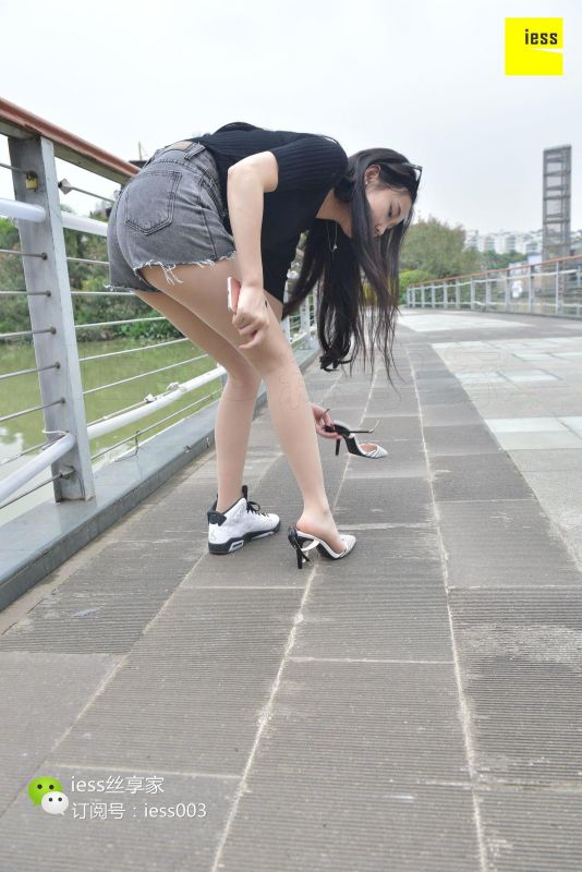欣欣 《超短热裤肉丝》 丝足写真