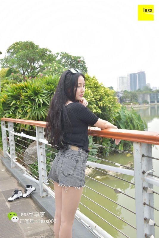 欣欣 《超短热裤肉丝》 丝足写真