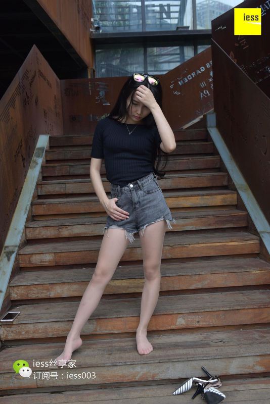 欣欣 《超短热裤肉丝》 丝足写真