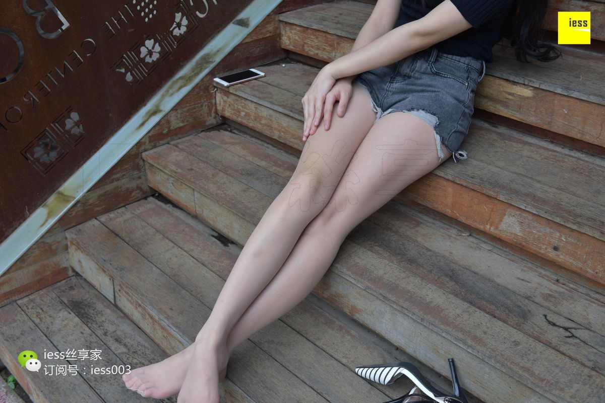 欣欣 《超短热裤肉丝》 丝足写真