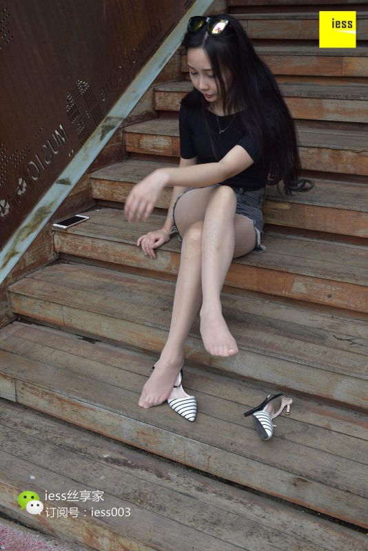 欣欣 《超短热裤肉丝》 丝足写真