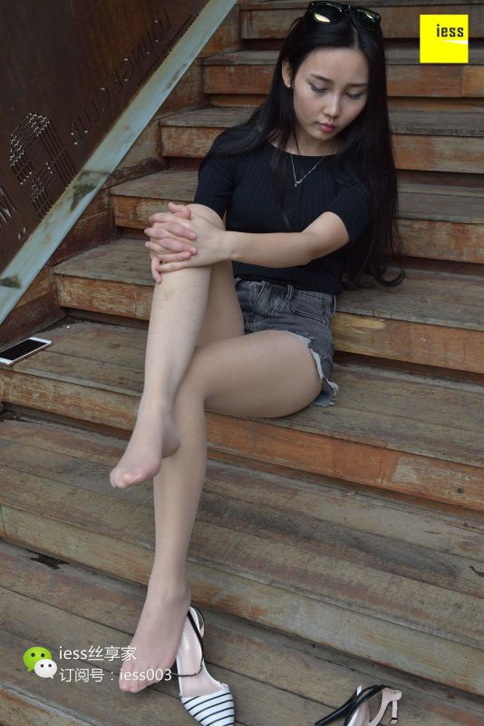 欣欣 《超短热裤肉丝》 丝足写真