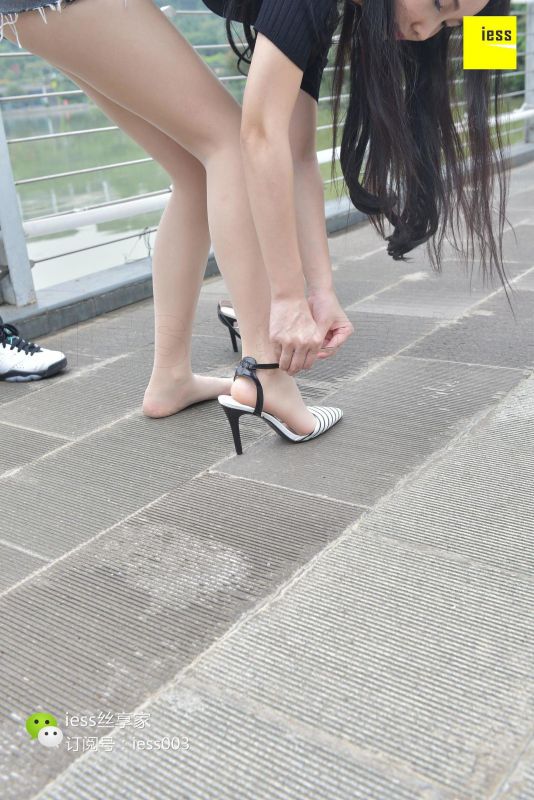 欣欣 《超短热裤肉丝》 丝足写真