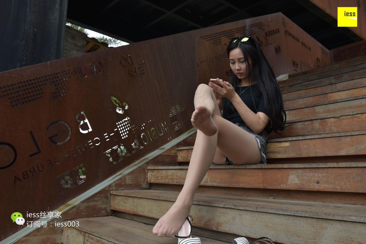 欣欣 《超短热裤肉丝》 丝足写真