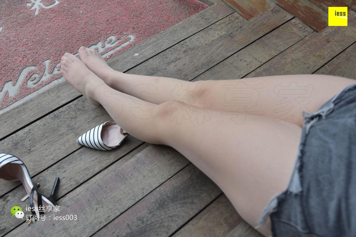 欣欣 《超短热裤肉丝》 丝足写真