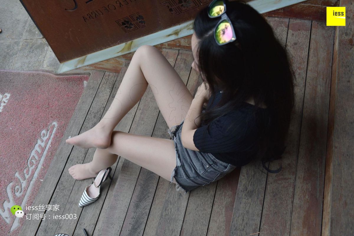 欣欣 《超短热裤肉丝》 丝足写真