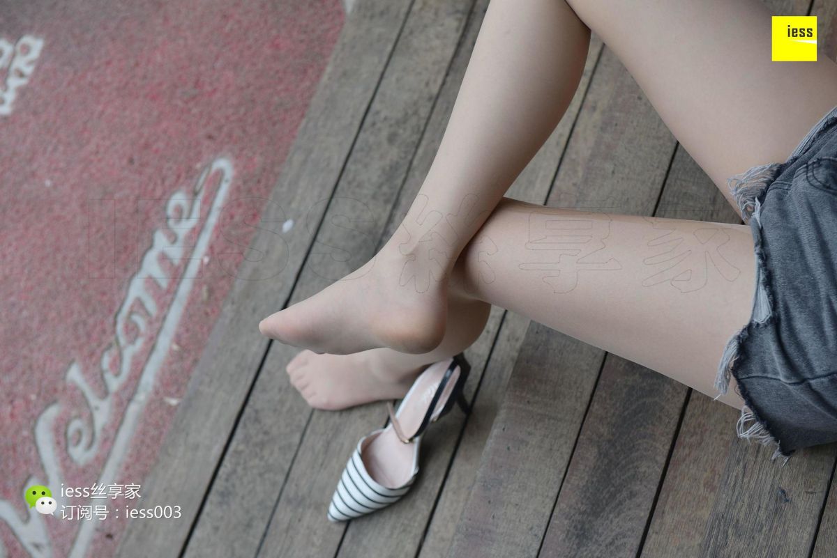 欣欣 《超短热裤肉丝》 丝足写真