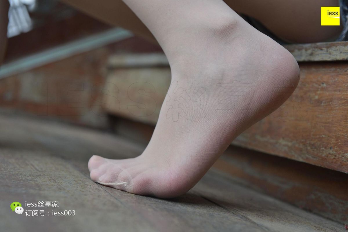 欣欣 《超短热裤肉丝》 丝足写真