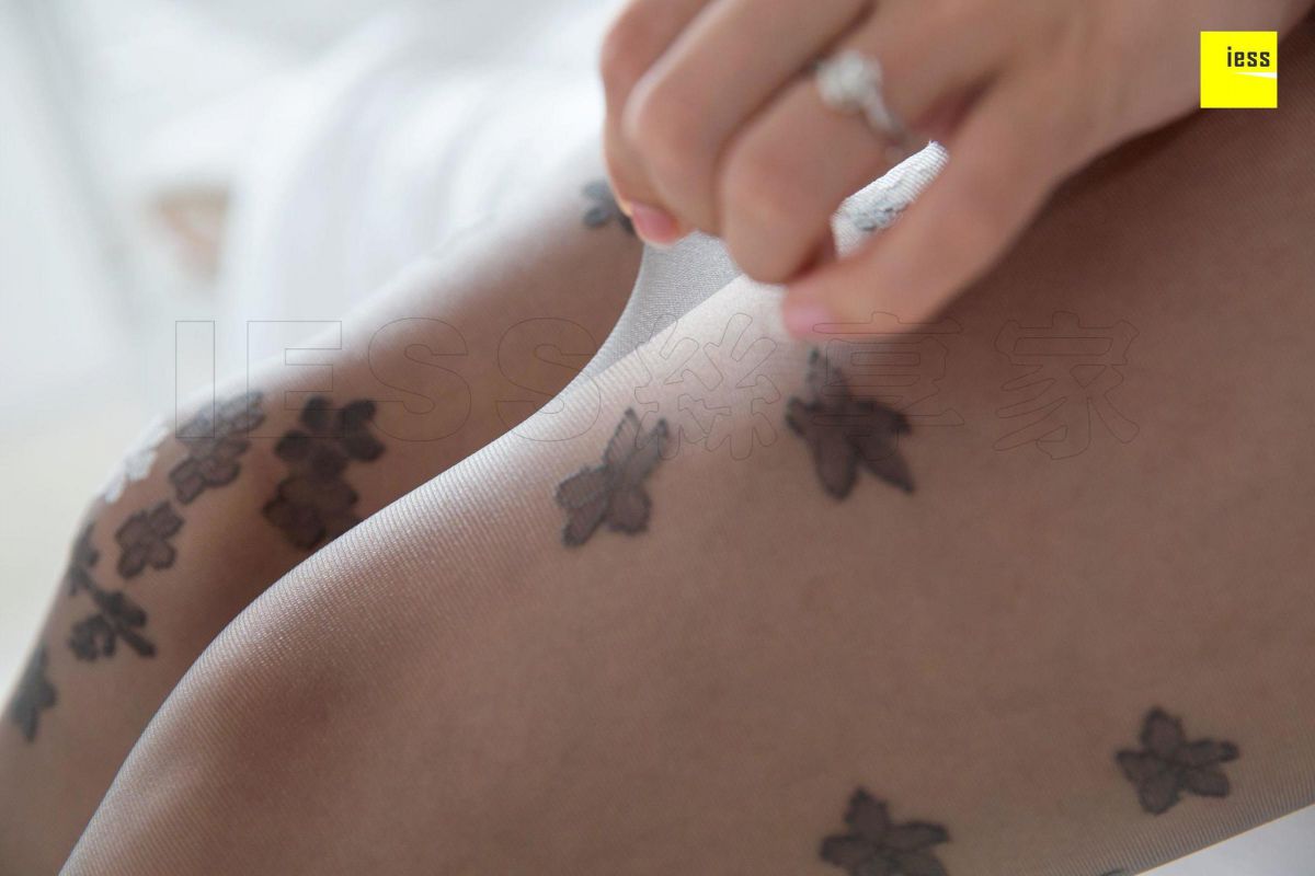 辣妈(君君) 《辣妈花朵灰丝》丝袜美腿写真套图