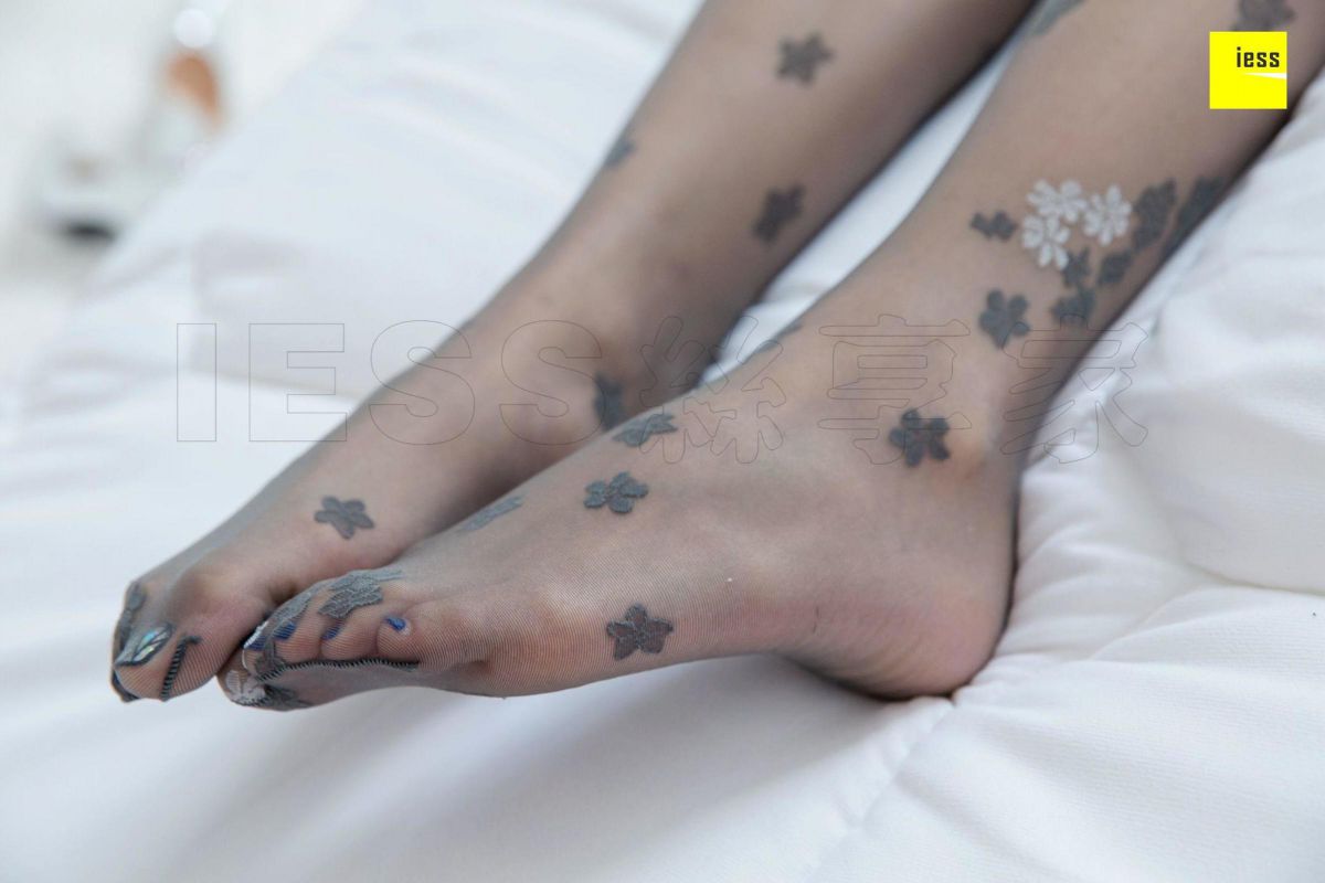 辣妈(君君) 《辣妈花朵灰丝》丝袜美腿写真套图