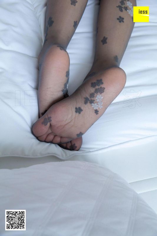 辣妈(君君) 《辣妈花朵灰丝》丝袜美腿写真套图