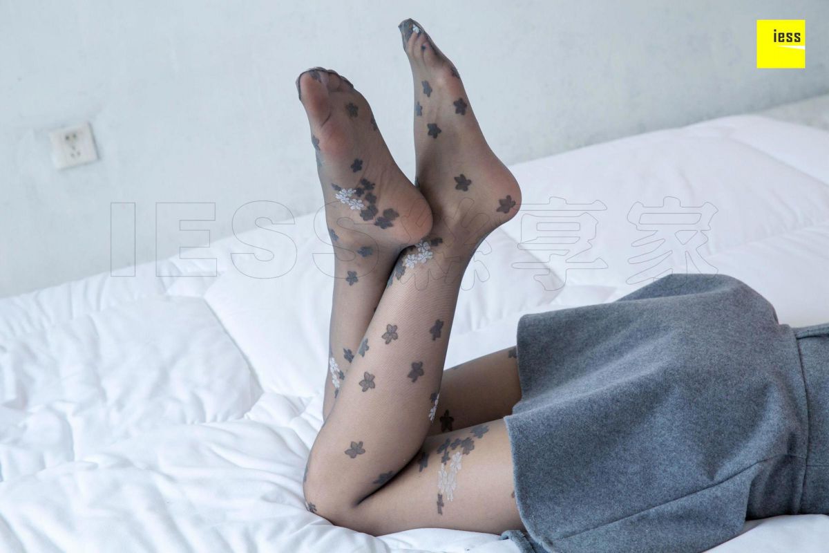 辣妈(君君) 《辣妈花朵灰丝》丝袜美腿写真套图
