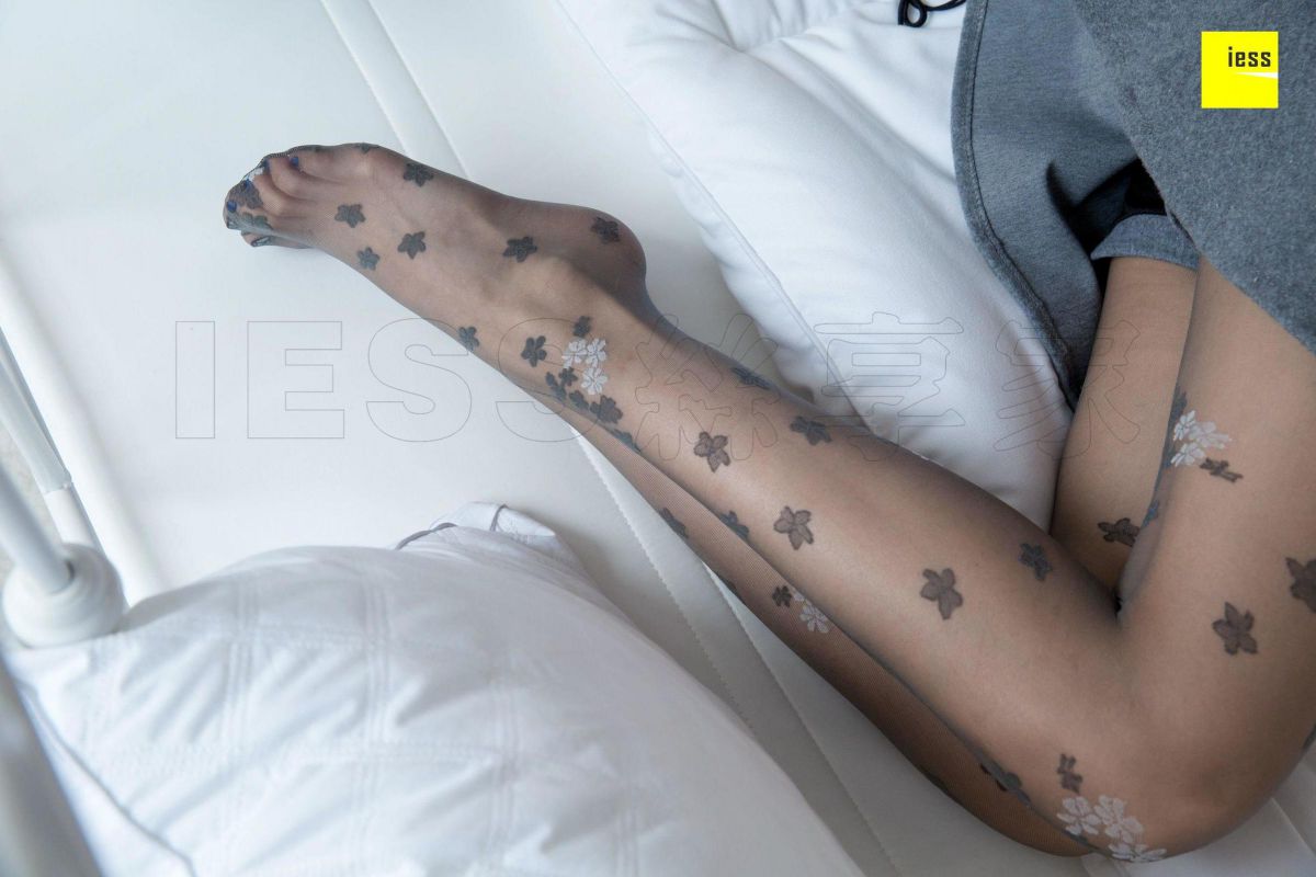 辣妈(君君) 《辣妈花朵灰丝》丝袜美腿写真套图