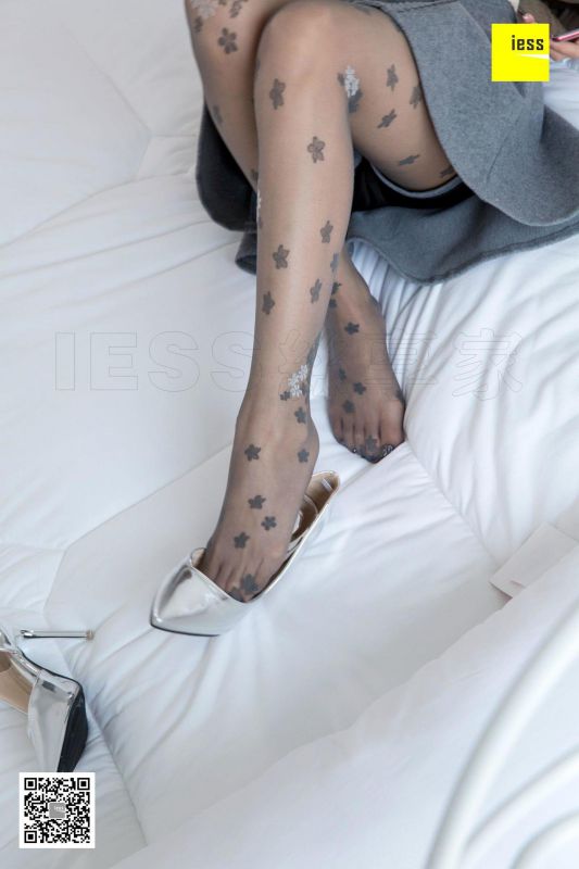 辣妈(君君) 《辣妈花朵灰丝》丝袜美腿写真套图