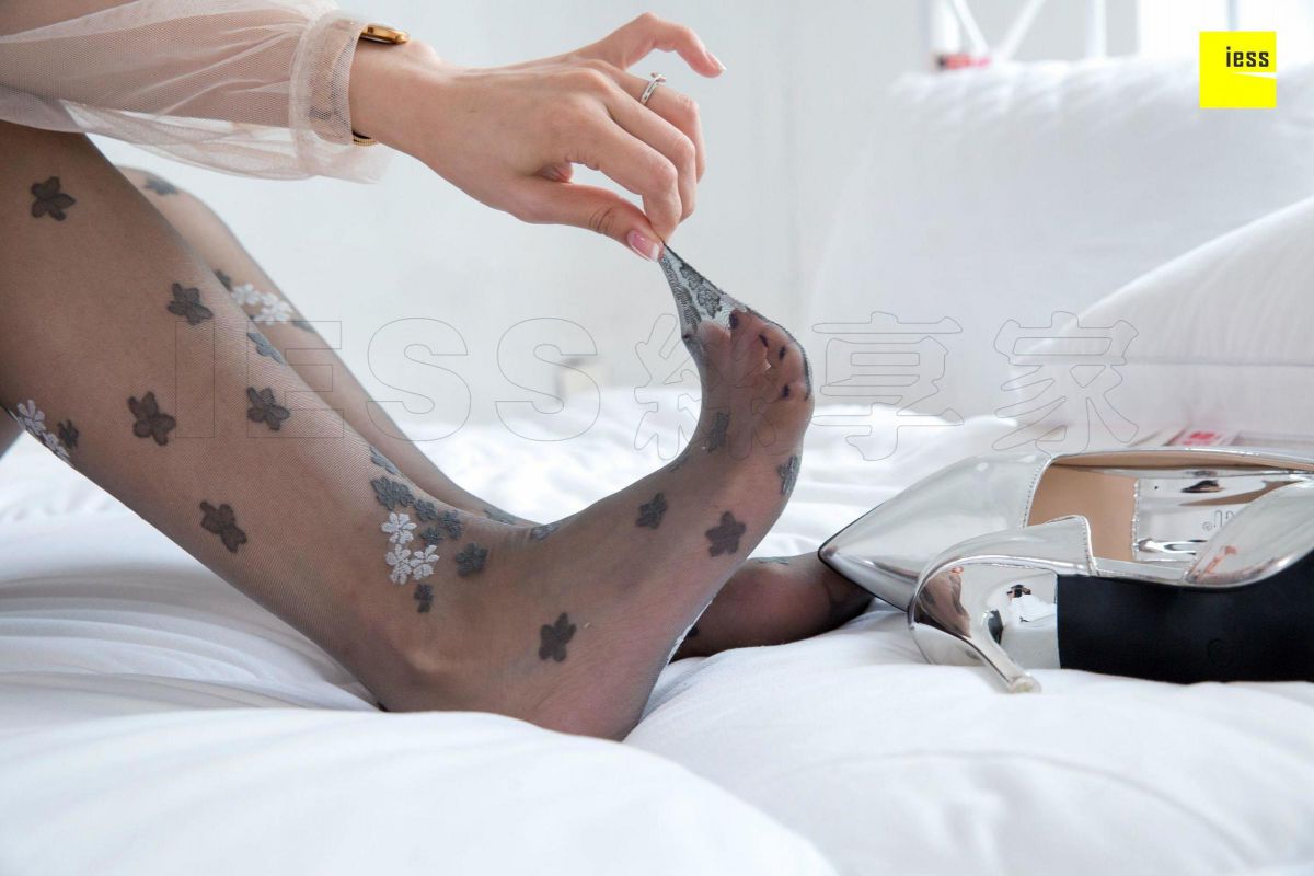 辣妈(君君) 《辣妈花朵灰丝》丝袜美腿写真套图