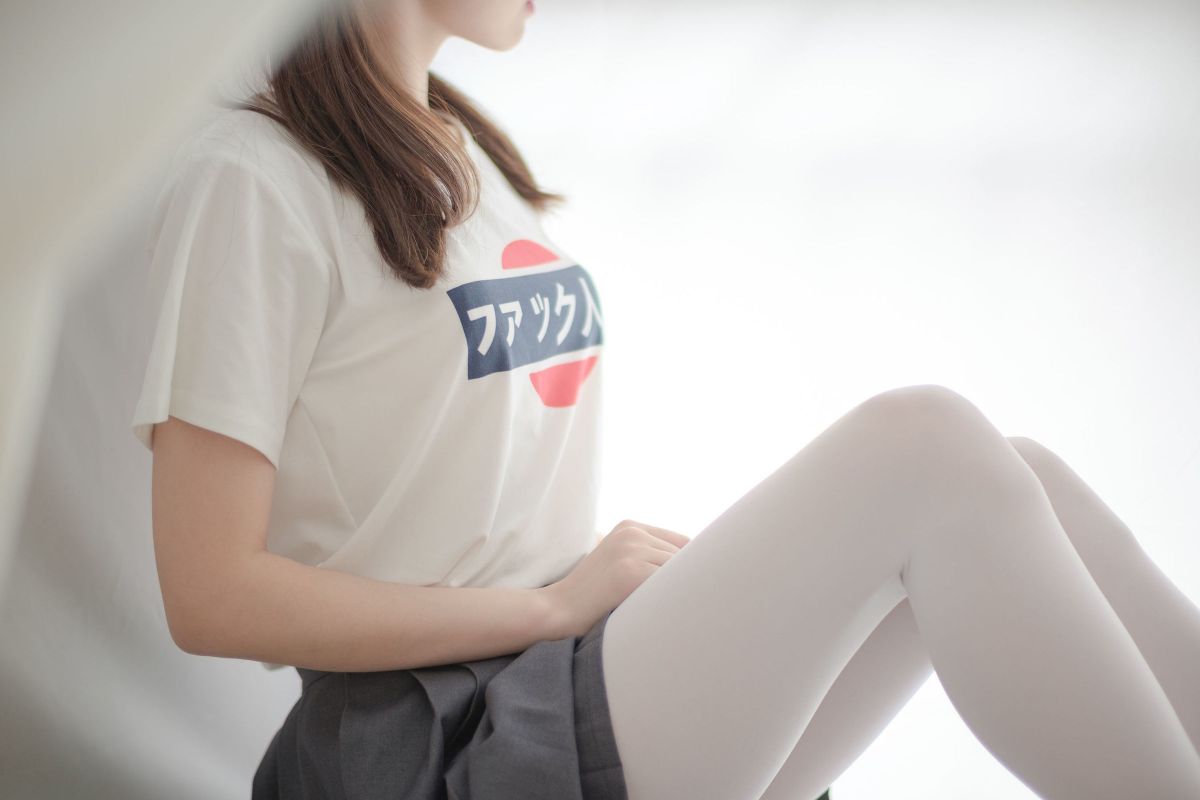 羞嗒嗒的白丝MM 萝莉丝袜写真套图