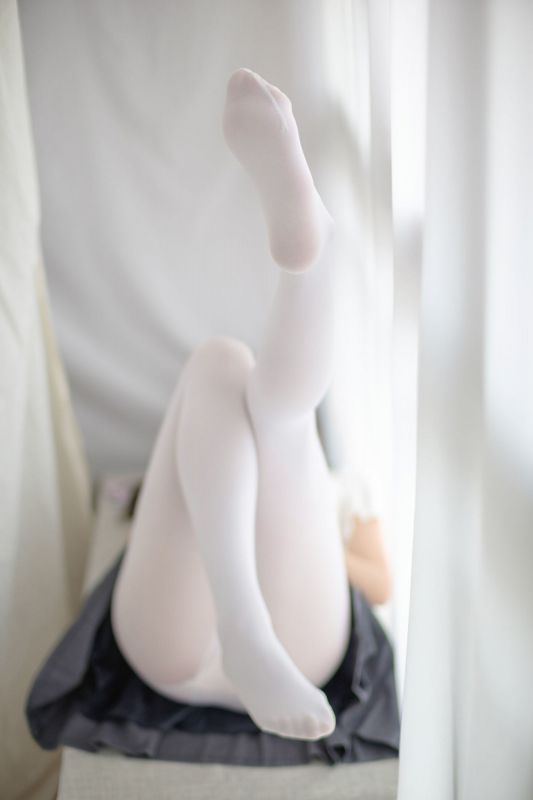 羞嗒嗒的白丝MM 萝莉丝袜写真套图