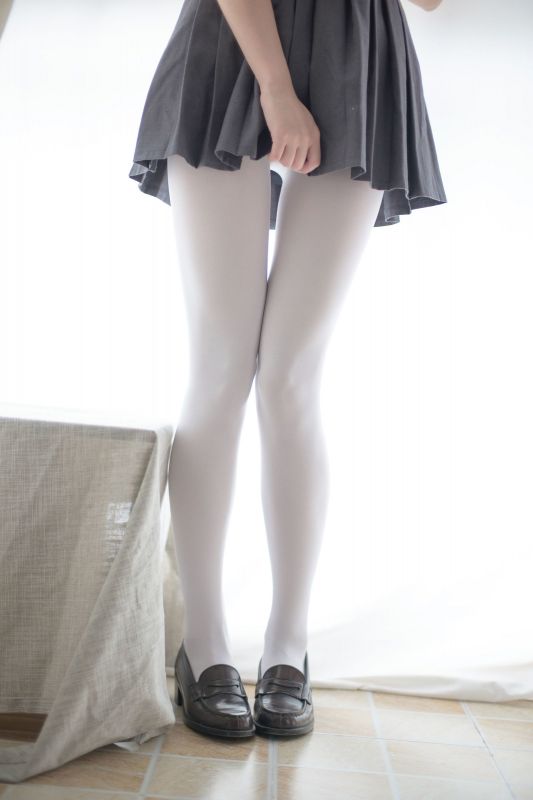 羞嗒嗒的白丝MM 萝莉丝袜写真套图