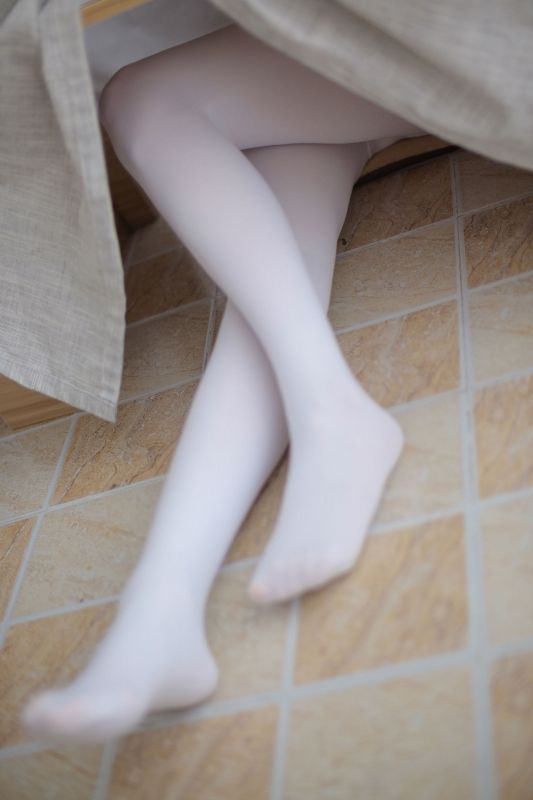 羞嗒嗒的白丝MM 萝莉丝袜写真套图