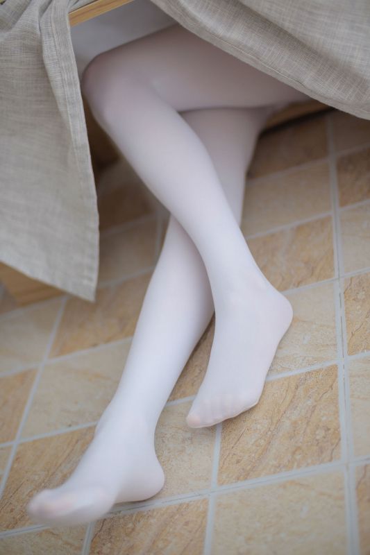 羞嗒嗒的白丝MM 萝莉丝袜写真套图