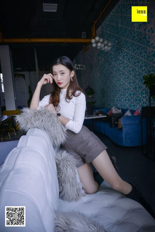 秋秋 《穿皮靴的舞蹈妹子》写真套图