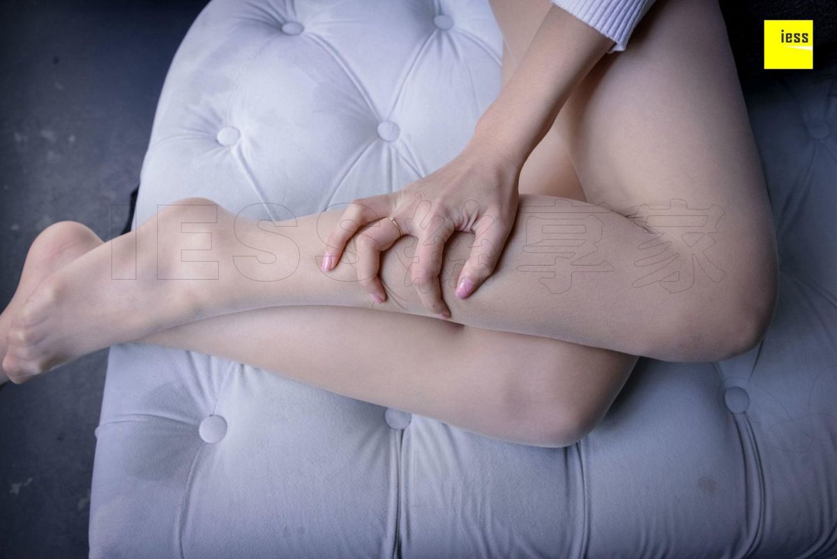 秋秋 《穿皮靴的舞蹈妹子》写真套图
