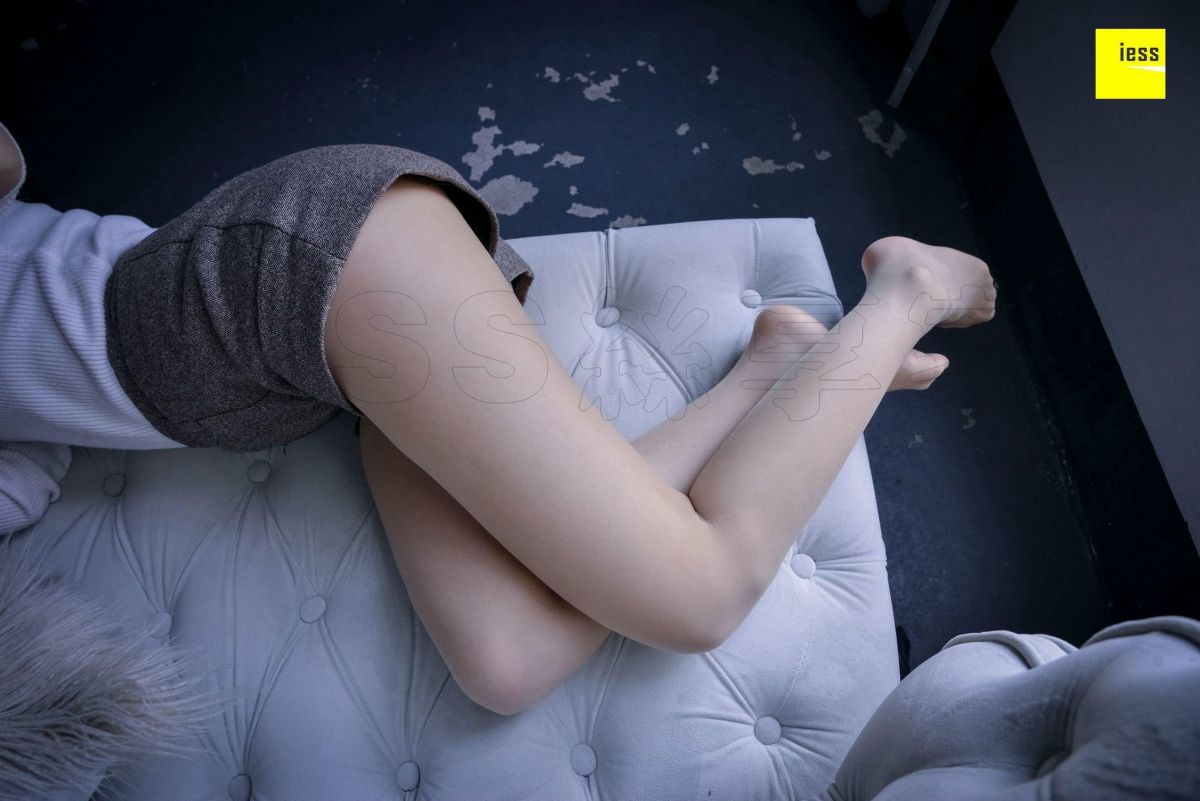秋秋 《穿皮靴的舞蹈妹子》写真套图