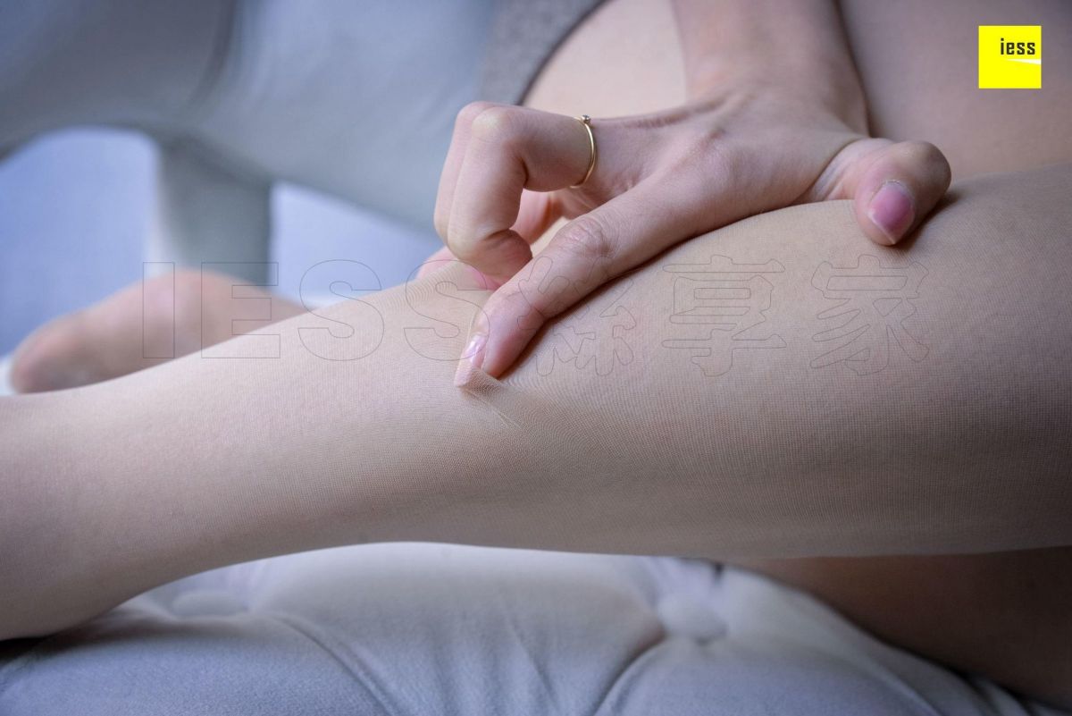 秋秋 《穿皮靴的舞蹈妹子》写真套图