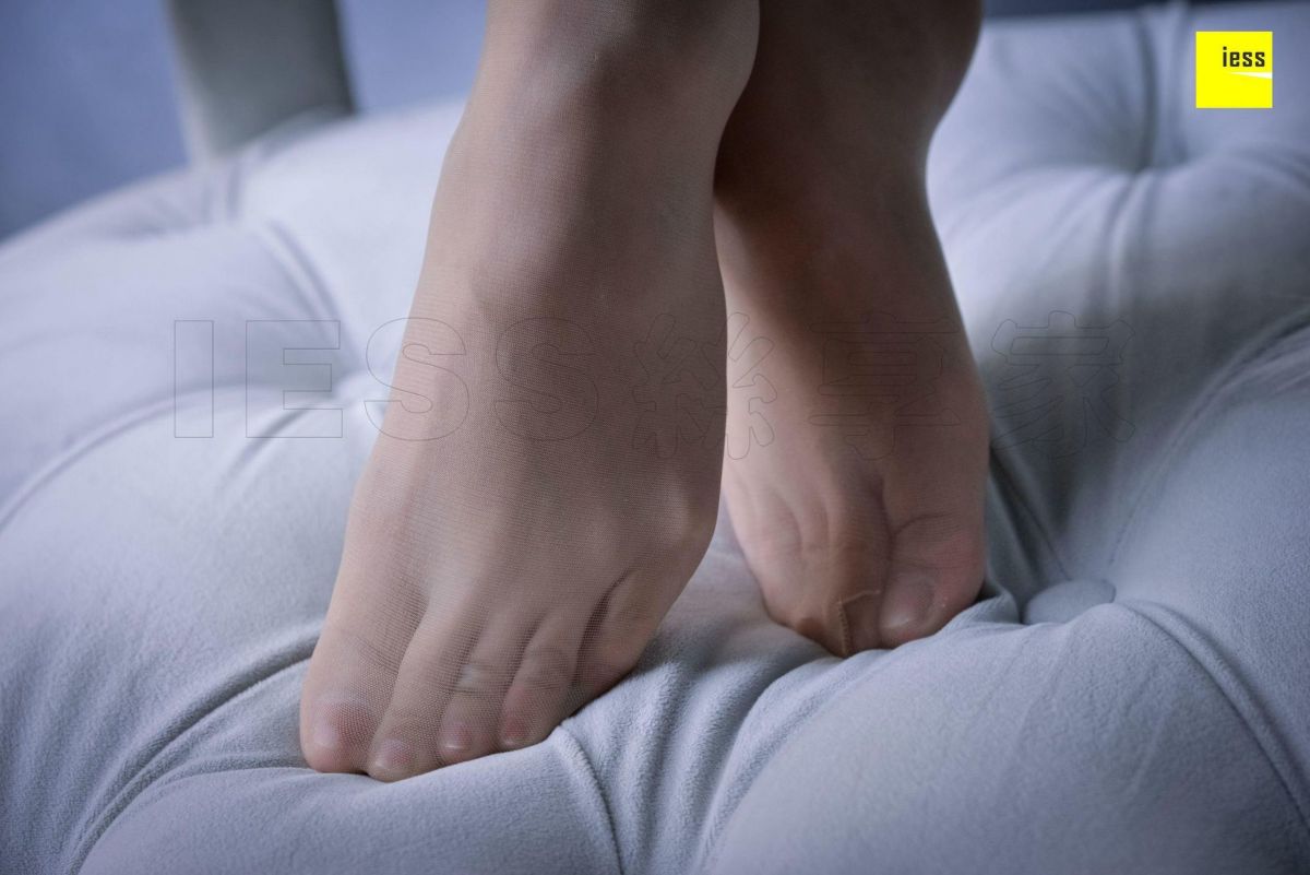 秋秋 《穿皮靴的舞蹈妹子》写真套图