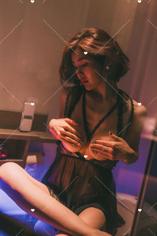 巨乳网红闫盼盼《透视》写真套图