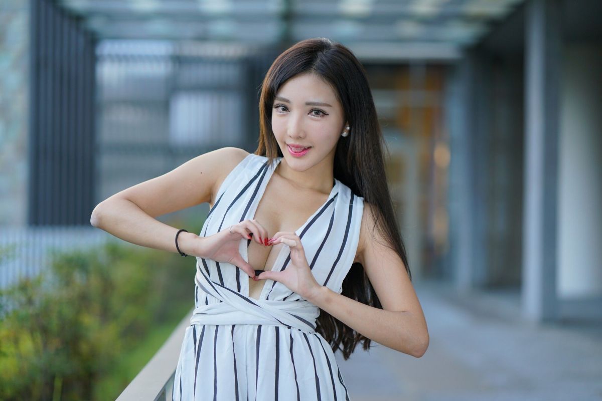 赵芸 - 台中美術館性感街拍图片