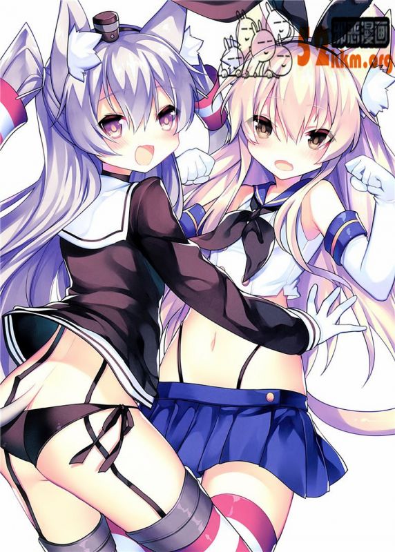 无翼乌在游泳池与大姐姐