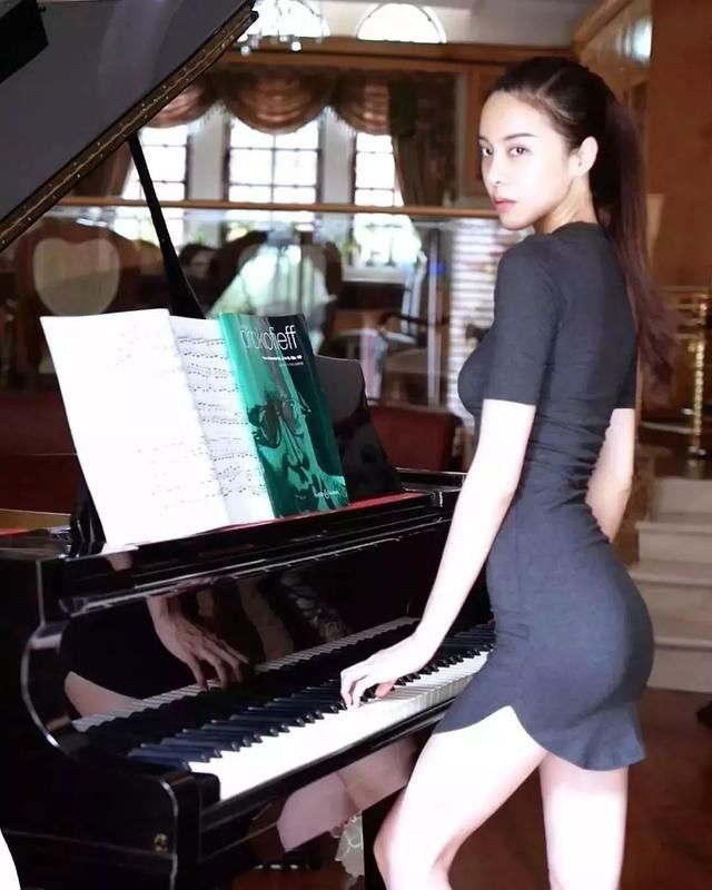 集美貌，才华与身材于一身的美女钢琴师, 太性感了[30P]