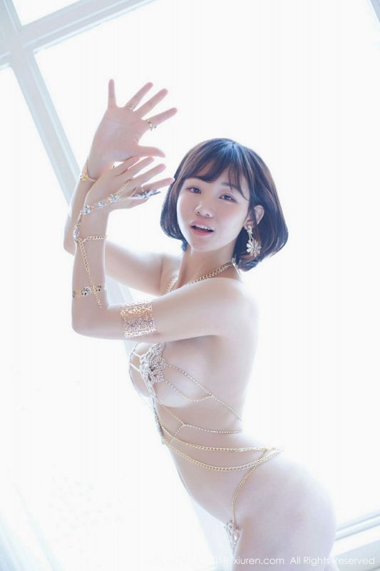 多香子 - 镶钻链衣和红色蕾丝束胸衣