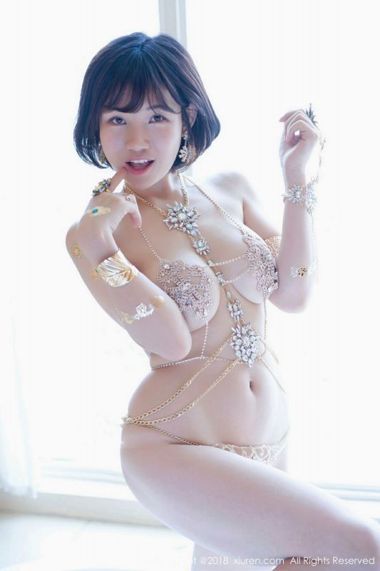 多香子 - 镶钻链衣和红色蕾丝束胸衣